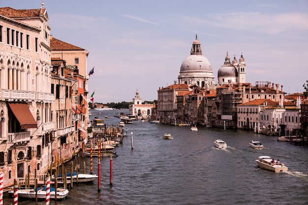 Hipnotyzujące ujęcie ukazujące piękno Basilica di Santa Maria della Salute Wenecja Włochy