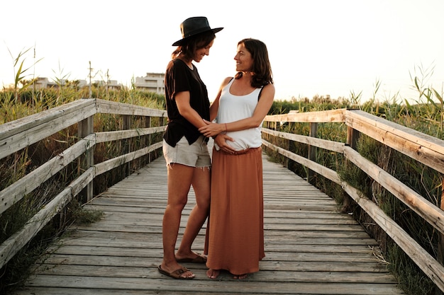 Hipnotyzujące ujęcie uroczej pary w ciąży - koncepcja rodziny lesbijek
