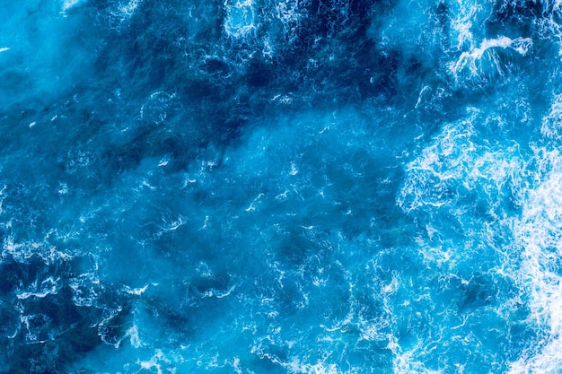 Hipnotyzujący strzał krystalicznie niebieskich fal oceanu