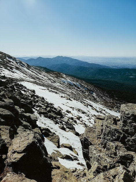 Hipnotyzujący widok na górę Penalara w Hiszpanii pokrytą śniegiem w słoneczny dzień