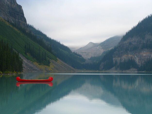 Hipnotyzujący widok na jezioro Louise w Parku Narodowym Banff, Alberta, Kanada