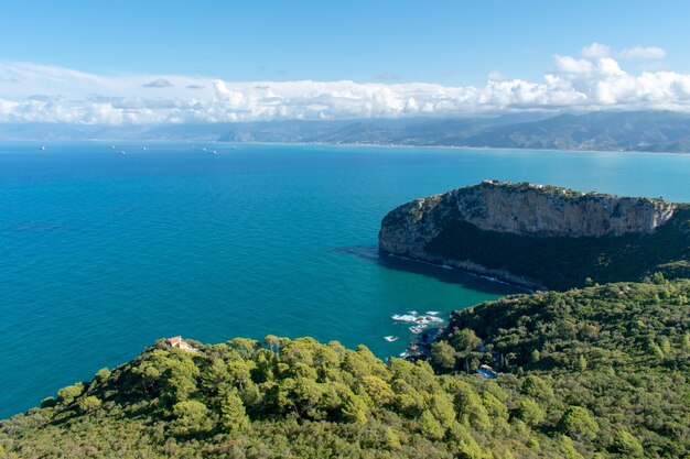 Hipnotyzujący widok na park narodowy Yemma Gouraya w Bejaia, Algieria