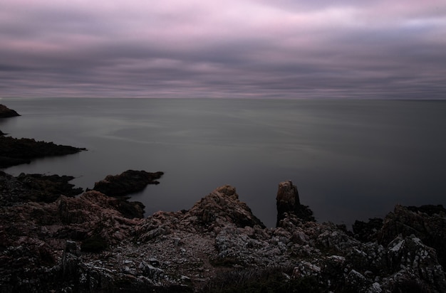 Hipnotyzujący widok na spokojny ocean w ponury dzień