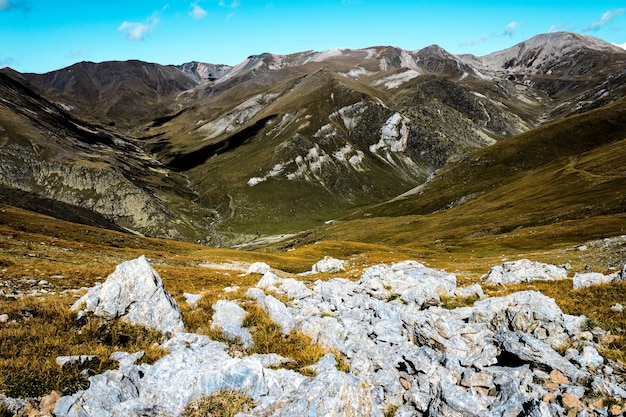 Hipnotyzujący widok na Three Peaks Hill pod zachmurzonym niebem w Argentynie