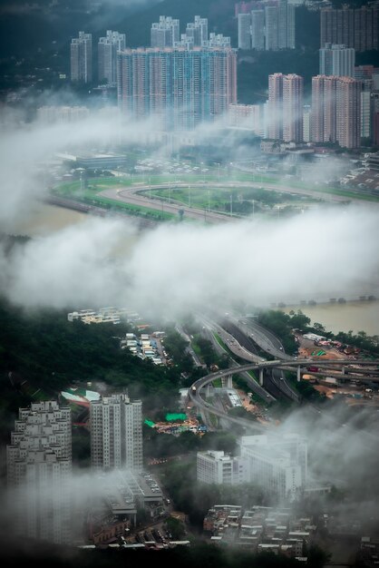 Hipnotyzujący widok z lotu ptaka na miasto Hongkong przez chmury