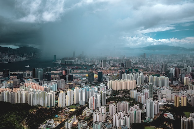 Hipnotyzujący widok z lotu ptaka na miasto Hongkong przez chmury
