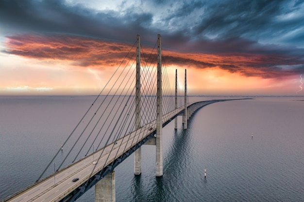 Hipnotyzujący widok z lotu ptaka na most między Danią a Szwecją pod zachmurzonym niebem
