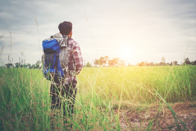 Hipster człowiek z plecakiem na ramionach, czas pójść Travelin