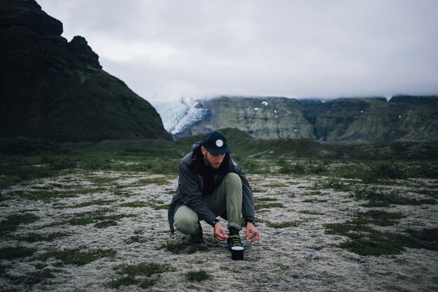 Hipster człowieka na wycieczkę w Islandii