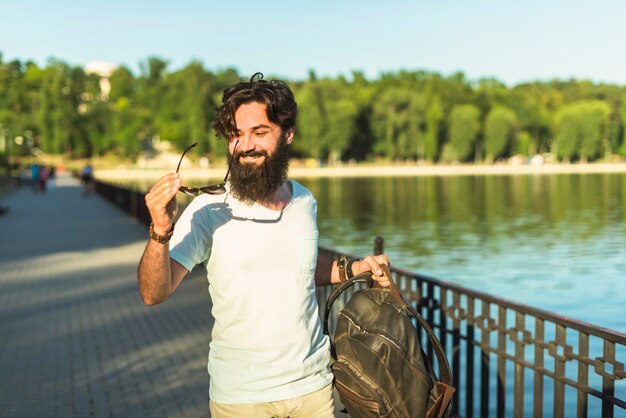 Hipster na wakacje obok jeziora