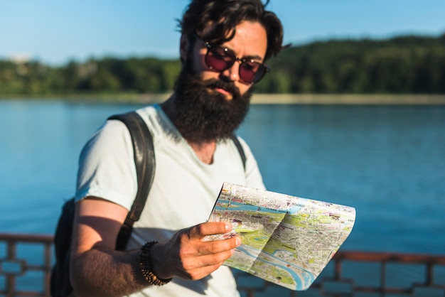 Bezpłatne zdjęcie hipster na wakacje obok jeziora