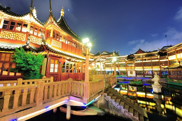 Historyczny budynek pagody w Szanghaju nocą