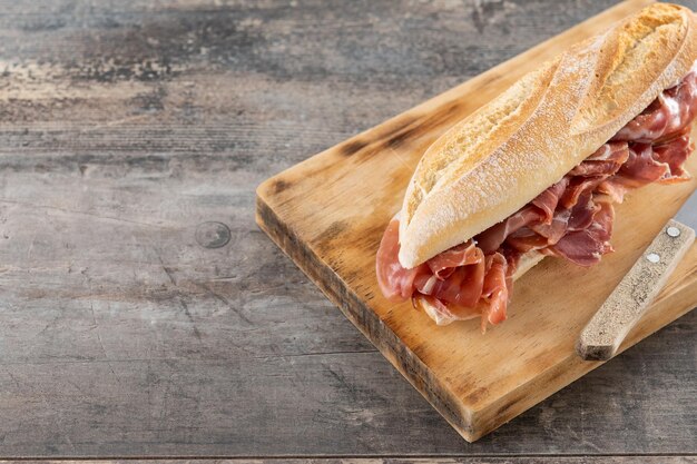 Hiszpańska serrano baleronu kanapka na drewnianym stole