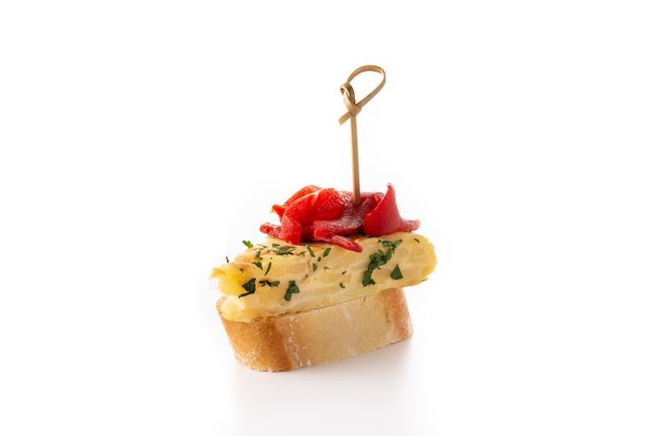 Bezpłatny plik Zdjęcie hiszpański omlet z czerwoną papryką hiszpańskie pintxo