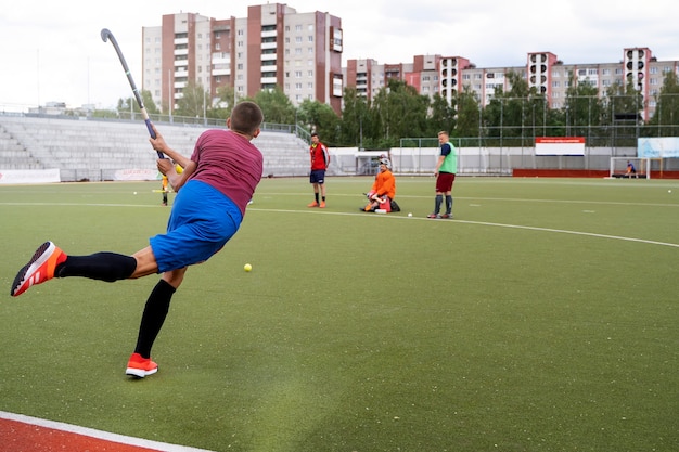 Bezpłatne zdjęcie hokej na trawie trenuje i uprawia sport na trawie