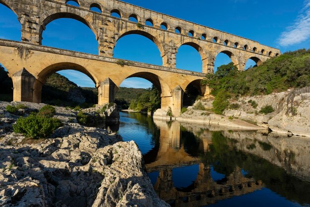 Horyzontalny widok słynnego starego rzymskiego akweduktu Pont du Gard we Francji