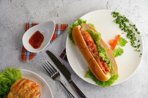 Hot dog pięknie umieszczony w białym naczyniu