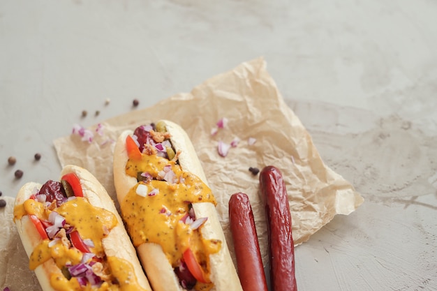 Hot Dog Z Sosem Na Białej Powierzchni