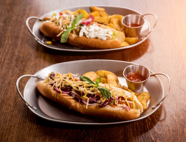 Hot-dogi i frytki na naczyniach. posiłek typu fast food. restauracja.