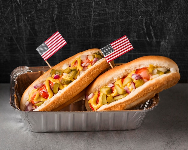 Hot-dogi pod dużym kątem z amerykańską flagą na tacy