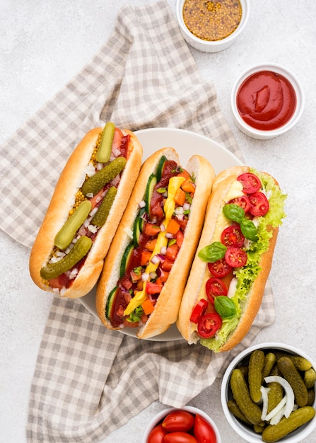 Hot dogi z warzywami i sosami