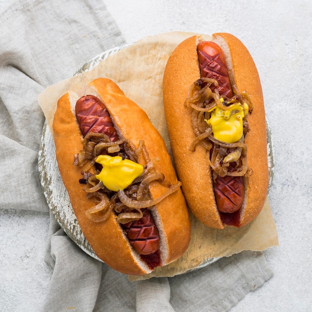 Bezpłatne zdjęcie hot dogi z widokiem z góry z musztardą i cebulą