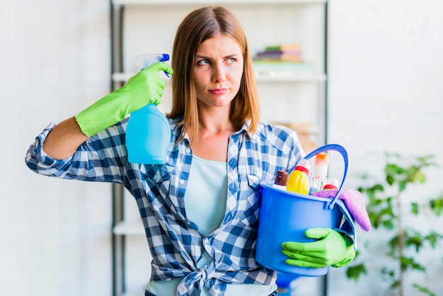 Housekeeping pojęcie z młodą kobietą