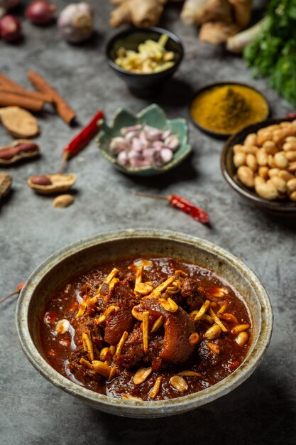 Bezpłatne zdjęcie hunglae curry z przyprawami i wieprzowiną, lokalne jedzenie w północnej tajlandii.