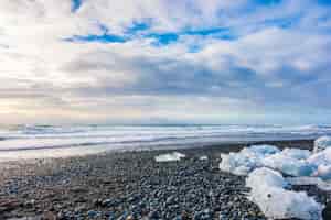 Bezpłatne zdjęcie ice cube złamania na plaży black rock, islandia krajobrazu zimowego