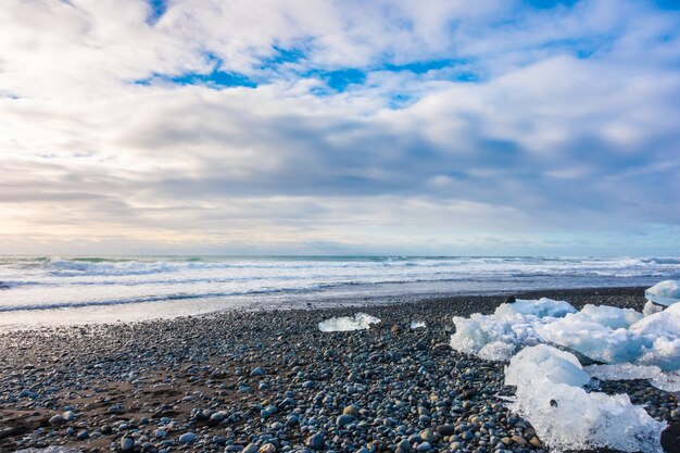 Ice cube złamania na plaży Black Rock, Islandia krajobrazu zimowego