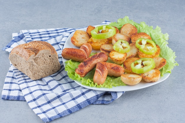 Idealny Lunch. Kiełbasa Smażona I Ziemniak Na Białym Talerzu.