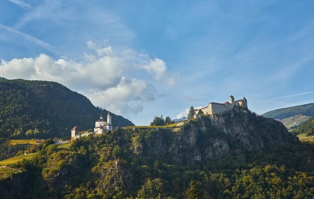 Idylliczny wiejski krajobraz z zamkiem i winnicami Merano Włochy