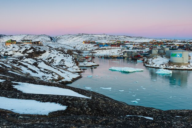 ILULISSAT, DANIA - 08 maja 2014: Poranne światło w porcie Ilulissat, Grenlandia