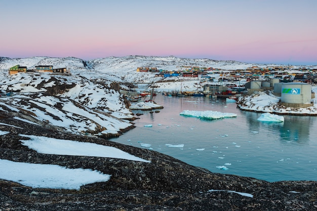 ILULISSAT, DANIA - 08 maja 2014: Poranne światło w porcie Ilulissat, Grenlandia