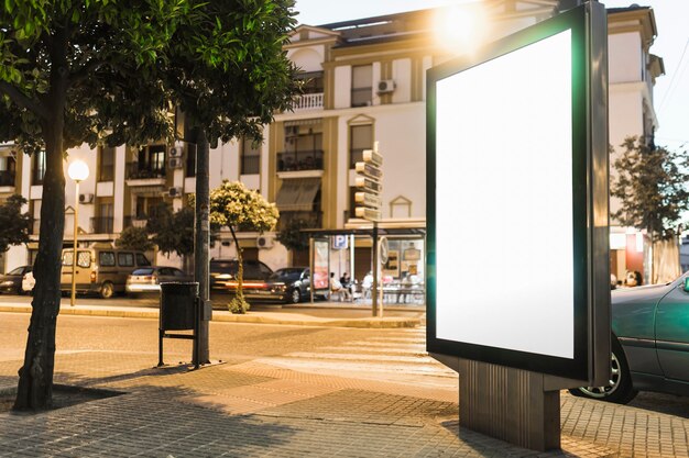 Iluminujący biały pusty billboard na poboczu