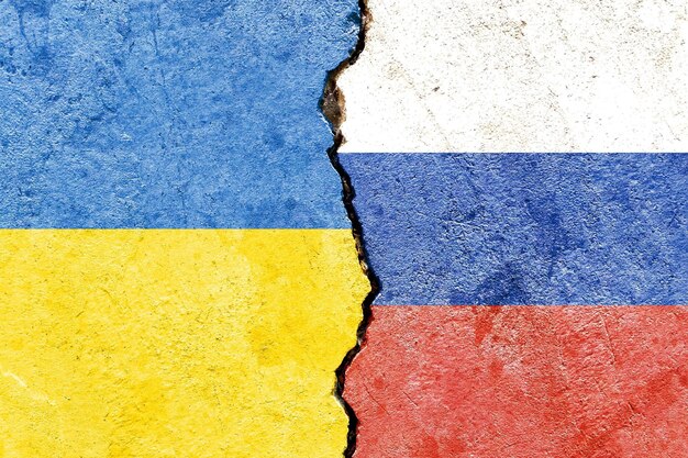 Ilustracja flag Ukrainy i Rosji rozdzielonych pęknięciem - konflikt lub porównanie