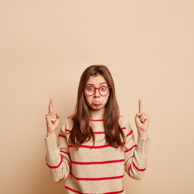 Imbirowa nastolatka nosi czerwone okulary