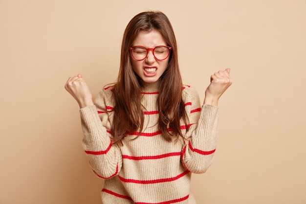 Bezpłatne zdjęcie imbirowa nastolatka nosi czerwone okulary