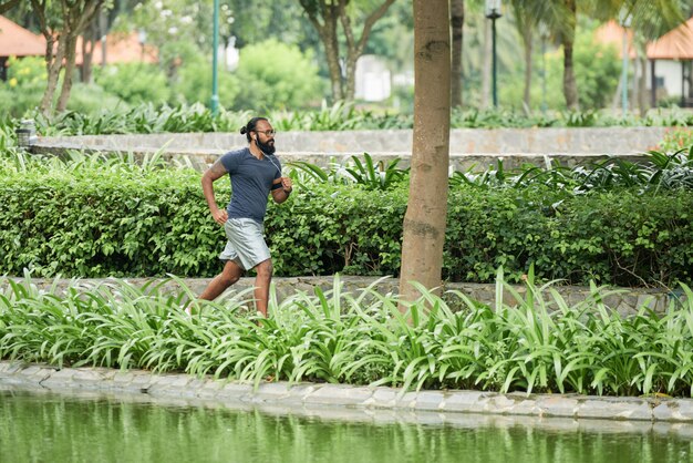 Indian Man Jogging W Parku