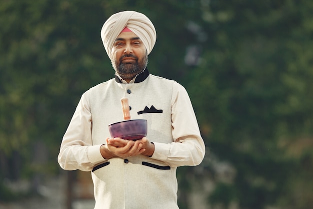 Indianin w górach. Mężczyzna w tradycyjnym turbanie. Hinduista ze specjalnymi rzeczami do rytuałów.