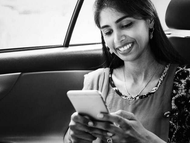 Indiańska kobieta używa telefon komórkowego