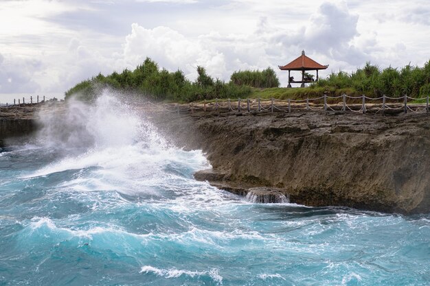 Indonezja, wyspa Nusa Lembongan, naturalna fontanna Devil's Tear