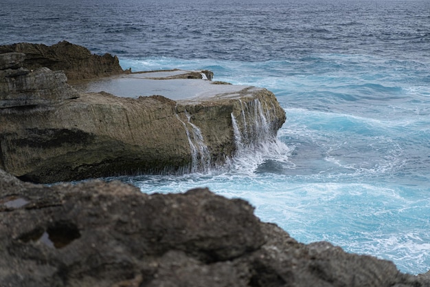 Bezpłatne zdjęcie indonezja, wyspa nusa lembongan, naturalna fontanna devil's tear