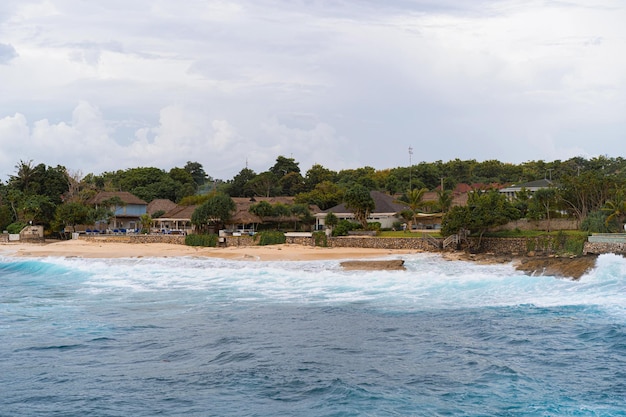 Bezpłatne zdjęcie indonezja, wyspa nusa lembongan, naturalna fontanna devil's tear