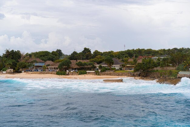 Indonezja, wyspa Nusa Lembongan, naturalna fontanna Devil's Tear