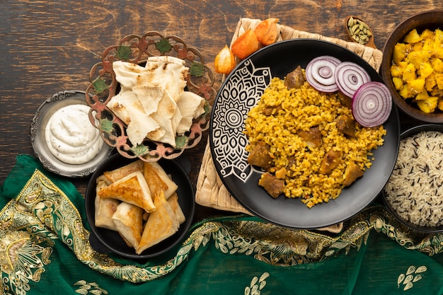 Indyjski posiłek z ryżem i sari