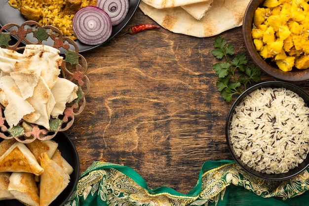 Bezpłatne zdjęcie indyjskie jedzenie okrągłe ramki z kopiowaniem przestrzeni