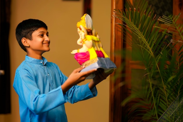Indyjskie Małe Dziecko świętuje Festiwal Lord Ganesha Premium Zdjęcia
