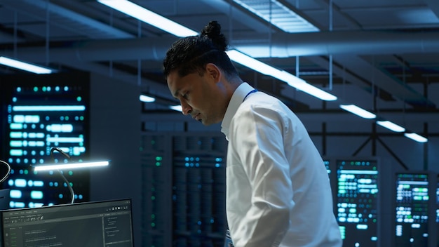 Informatyk z centrum danych odpowiedzialny za instalację sprzętu