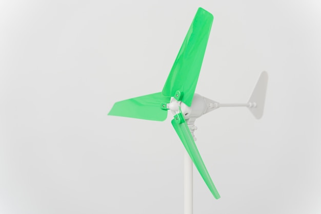 Bezpłatne zdjęcie innowacja w miniaturowej turbinie wiatrowej